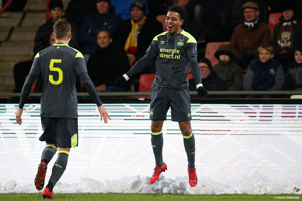 Donyell Malen viert de verdiende voorsprong voor Jong PSV