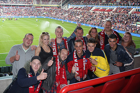 De heren Janssen Van Doorn en Van Straaten genoten tegen Vitesse van hun VriendenLoterij-prijs.