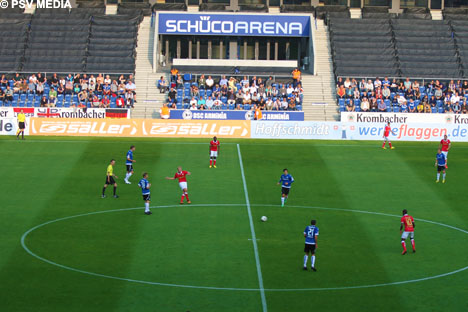 Een moment uit de eerste helft van Arminia Bielefeld-PSV.