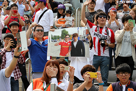 Veel fans zaterdagmiddag in het Changwon Football Center.