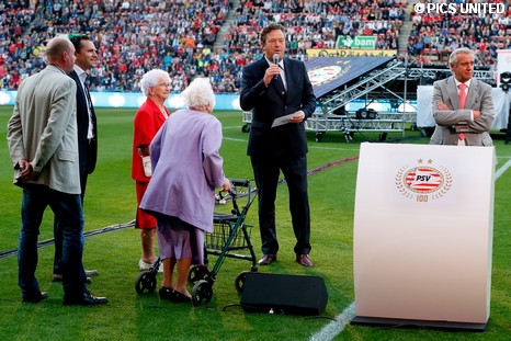 Opening feestavond in het Philips Stadion.