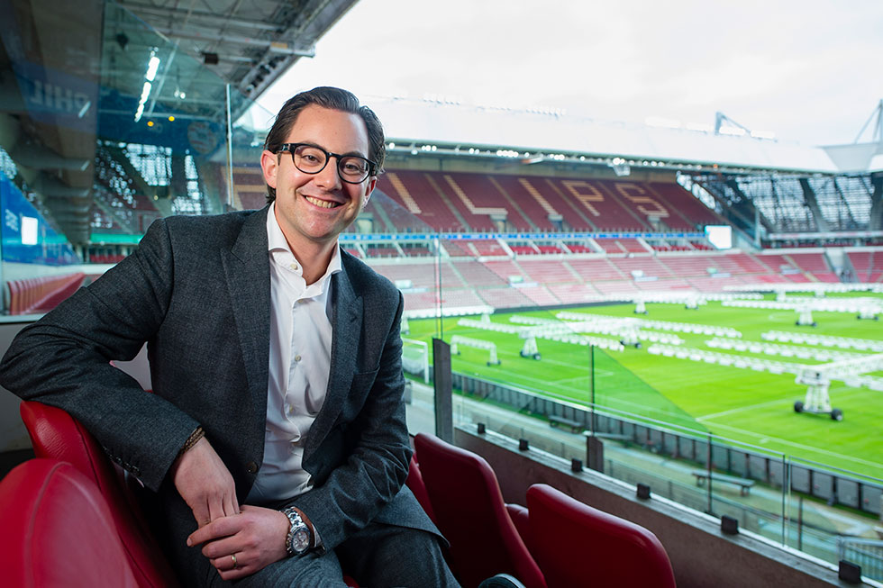 Leenders over de LED-veldverlichting: "Van heinde en verre worden vertegenwoordigers van grote voetbalclubs ingevlogen om bij ons op de middenstip een lichtshow te ervaren.”