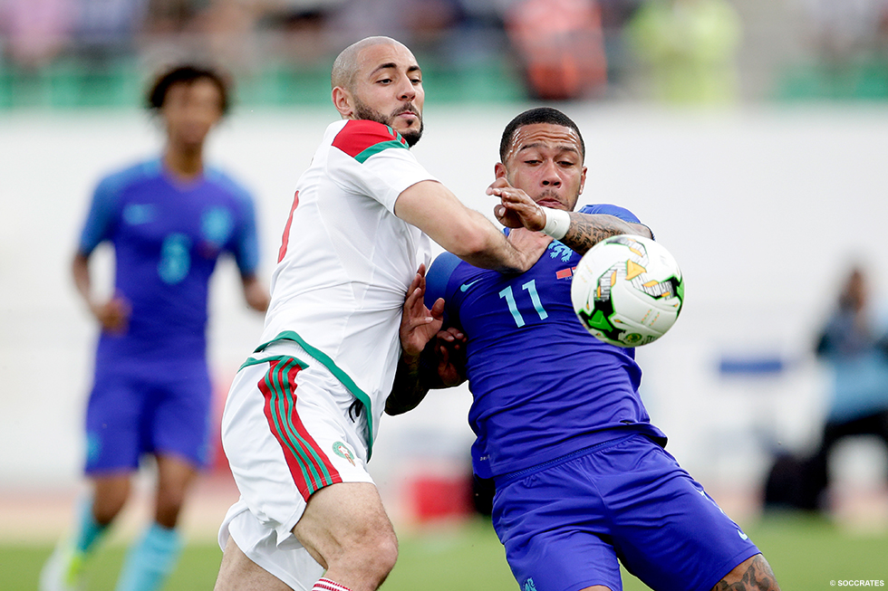 Amrabat duelleert met een andere voormalig PSV-aanvaller: Memphis