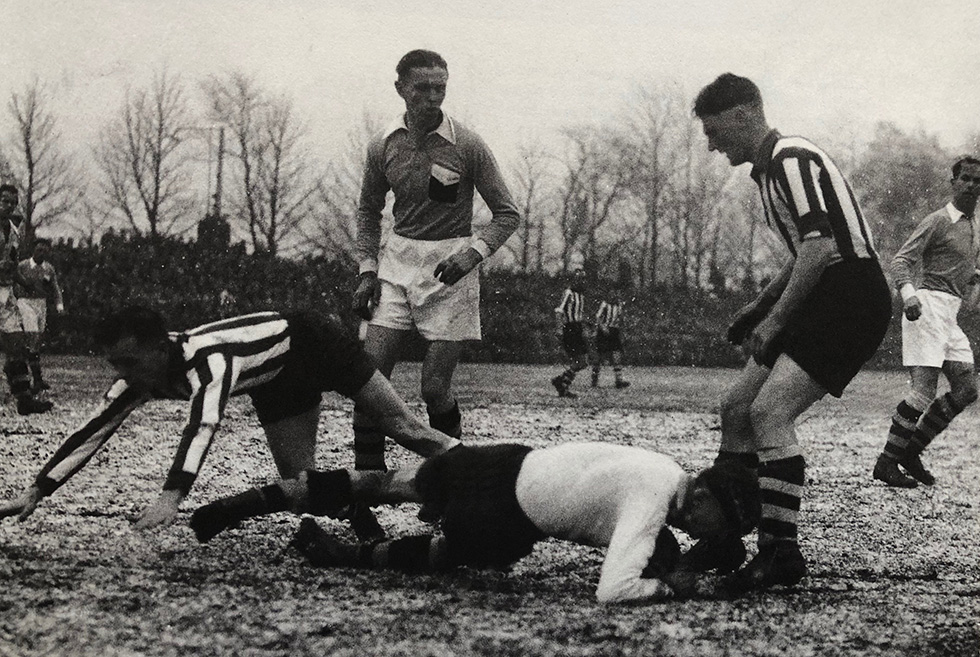 Een foto uit de verloren kampioenswedstrijd tegen LONGA | Foto uit Voor Rood-Wit gezongen