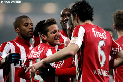 De Belg is het middelpunt van de vreugde bij zijn ploeggenoten.