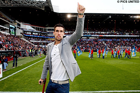 Kevin Strootman bedankt het PSV-publiek voor hun support.