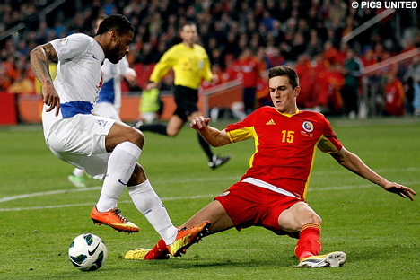 Jeremain Lens wordt onderuit gehaald door Florin Gardos: strafschop!