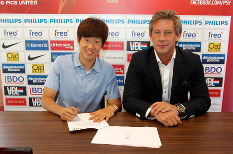 Ji-Sung Park tekent op De Herdgang zijn contract.