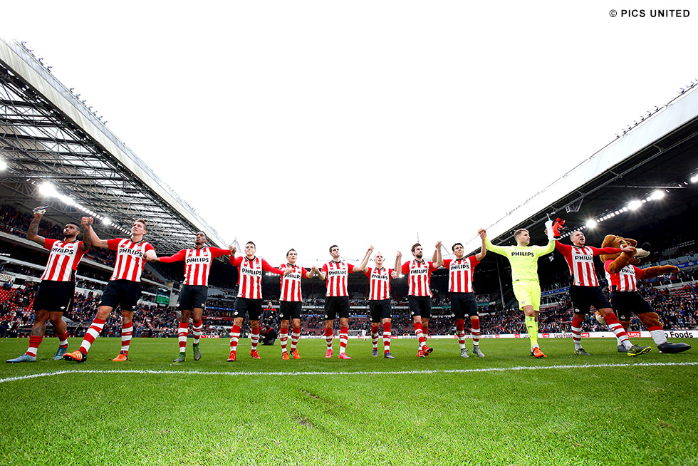 De spelers bedanken hier de supporters voor hun fantastische steun | &copy; Pics United