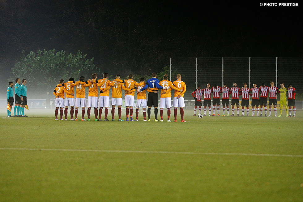 Voor de wedstrijd werd er een minuut stilte in acht genomen vanwege de vliegtuigramp in Colombia