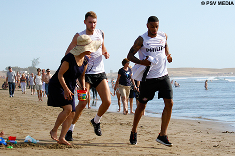 Jeroen Zoet en J&uuml;rgen Locadia moesten even uitwijken.