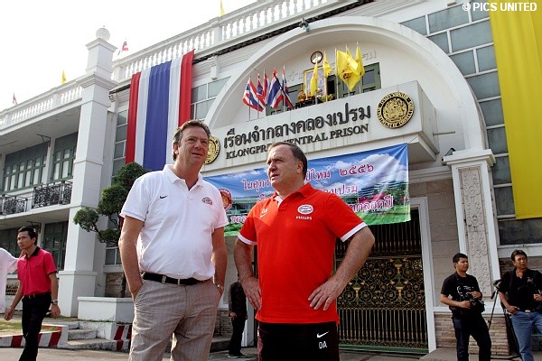 Tiny Sanders en Dick Advocaat voor de ingang van de gevangenis.