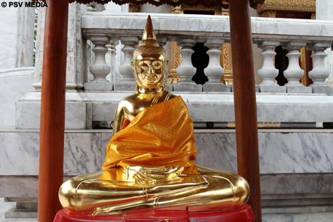 Door de hele stad zie je overal prachtige Boeddha&rsquo;s staan.