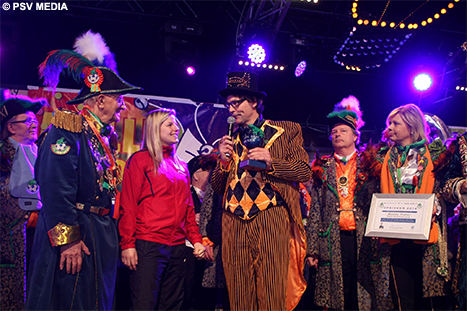 Marlou Peeters ontvangt D'n Opikker uit handen van wethouder Staf Depla.