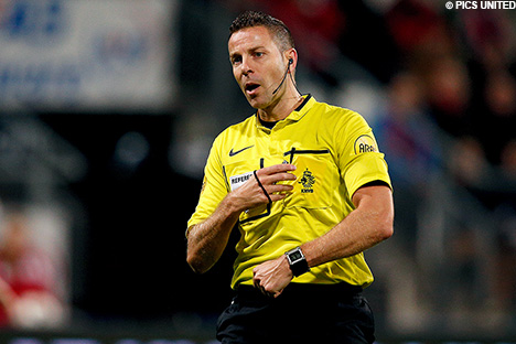 Scheidsrechter Pol van Boekel leidt PSV - ADO Den Haag.