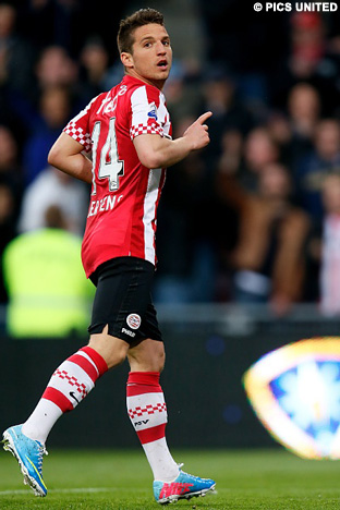 De penalty wordt benut door de Belg zelf, zijn vijftiende seizoenstreffer.