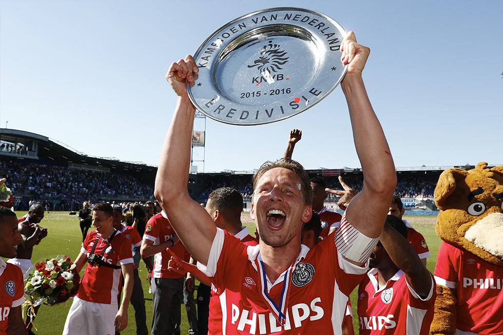 8 mei 2016 - In Zwolle viert aanvoerder De Jong zijn tweede van in totaal drie kampioenschappen met PSV. In ieder kampioensduel weet hij het net te vinden