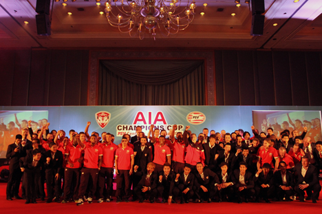 Er werd een groepsfoto gemaakt van de teams van Muangthong United en PSV.
