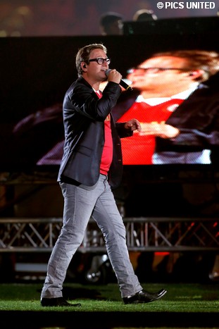 Guus Meeuwis geeft na de wedstrijd een mini-concert.