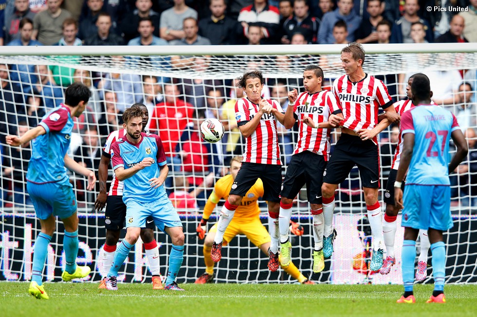 Wie goed kijkt, ziet Davy Pröpper nog de kleuren van Vitesse verdedigen. Hij was vorig seizoen getuige van de 2-0 nederlaag van zijn ploeg tegen PSV | © Pics United