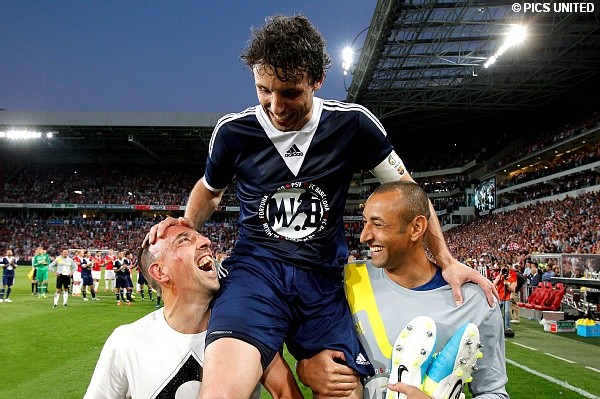 Vele grote voetballers waren speciaal voor Van Bommel naar Eindhoven gekomen.