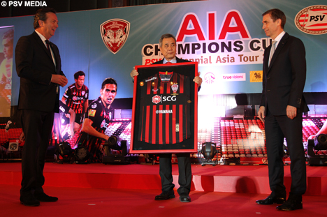 Over een weer werden op het grote podium cadeaus uitgedeeld aan elkaar.