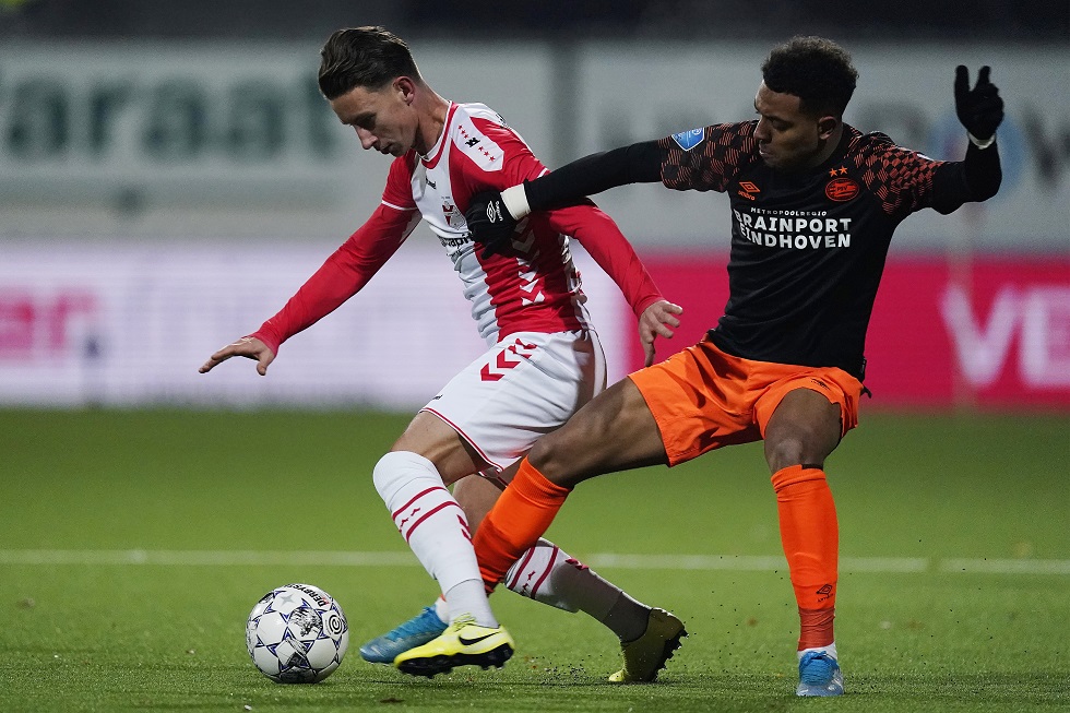 Glenn Bijl in duel met Donyell Malen