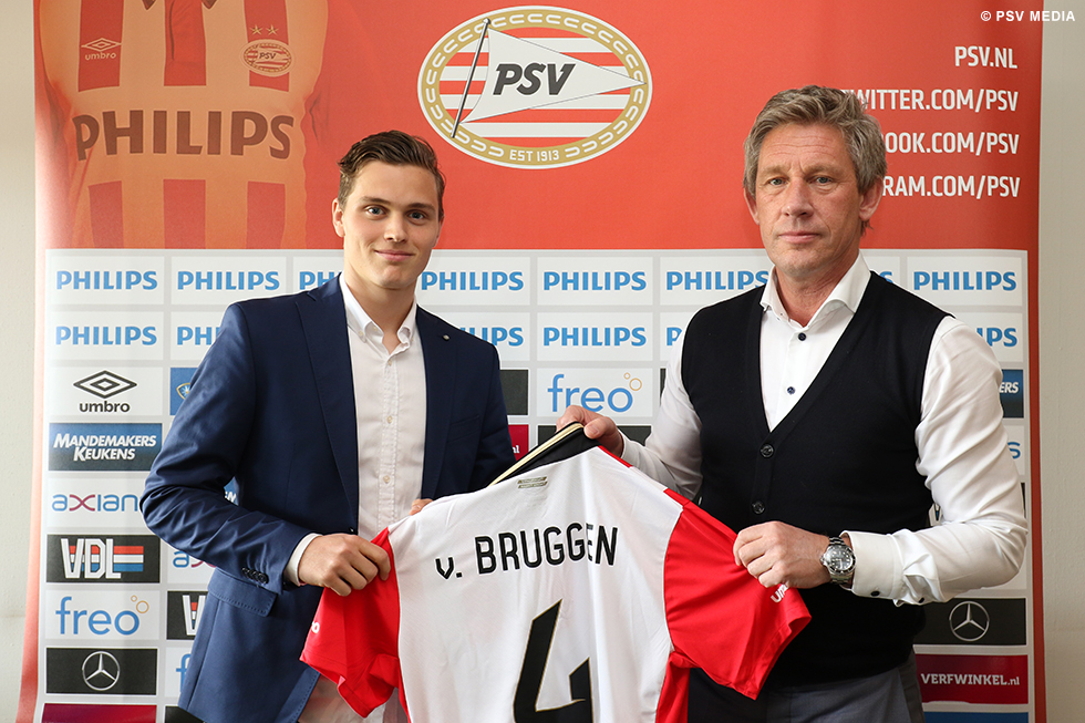 Damian van Bruggen krijgt uit handen van Marcel Brands zijn eerste PSV-shirt | © PSV Media