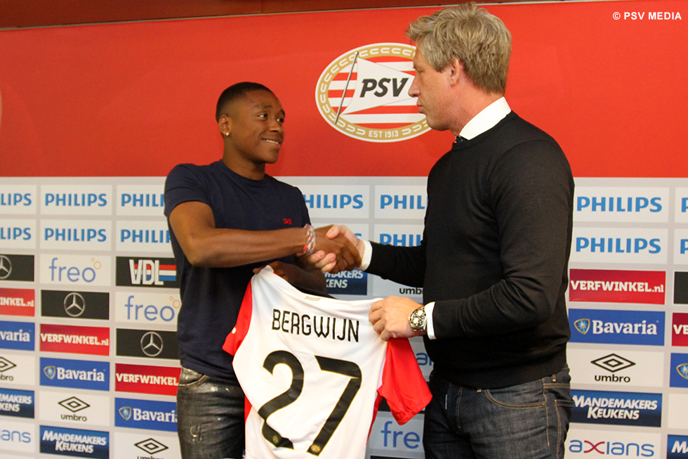 De felicitaties van Marcel Brands met bijbehorend shirt voor Steven Bergwijn | &copy; PSV Media