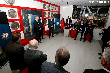 De presentatie vond zaterdagavond voorafgaand aan PSV-PEC plaats.