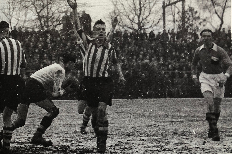Miel d'Hooge in de wedstrijd om het Zuidelijk Kampioenschap tegen LONGA | Foto uit Voor Rood-Wit gezongen