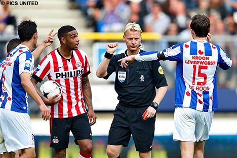 Kevin Blom toont Stefano Marzo de rode kaart.