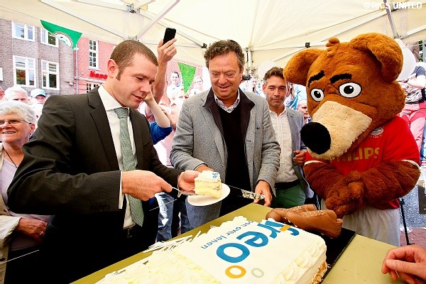 De taart van 19,13 meter werd aangesneden door wethouder Joost Helms.