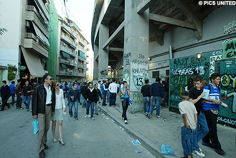 Het stadion ligt net als het Philips Stadion midden in een woonwijk.