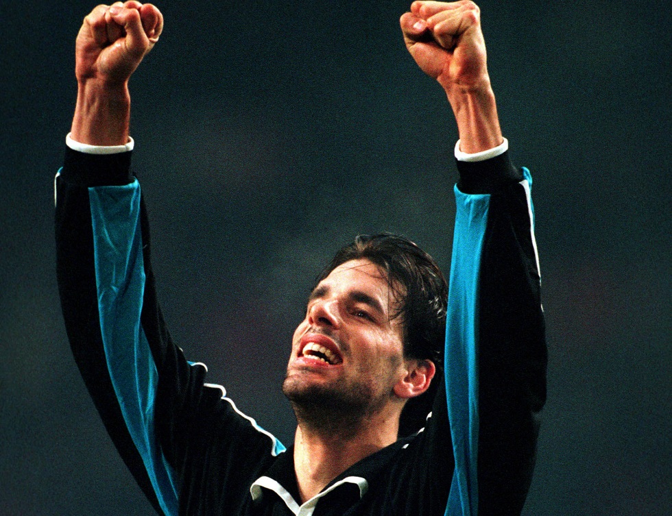 Van Nistelrooy juicht na zijn wondergoal tegen Ajax | © Pics United