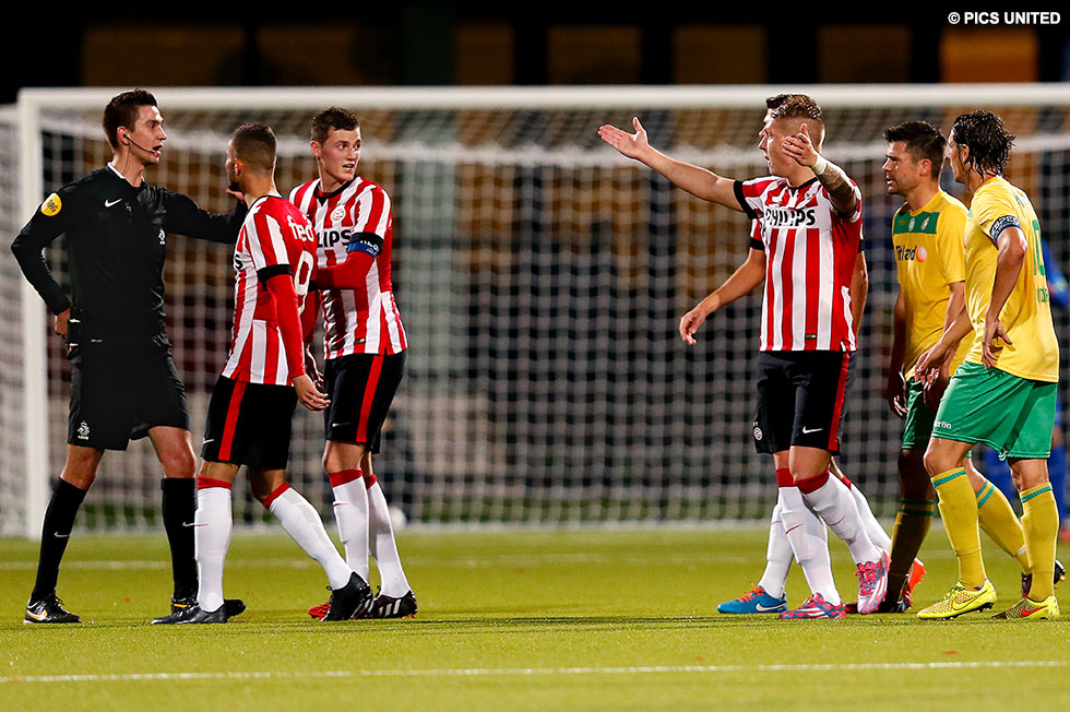 Scheidsrechter Berben gaf Jordy de Wijs in het thuisduel met Fortuna Sittard een rode kaart | © Pics United