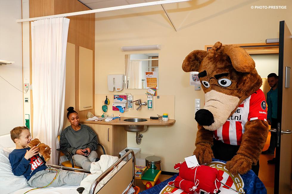 Ook Phoxy was erbij om de kinderen te verrassen