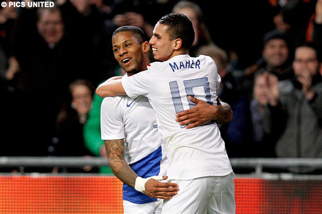 Jeremain Lens viert de treffer hier met Adam Maher.