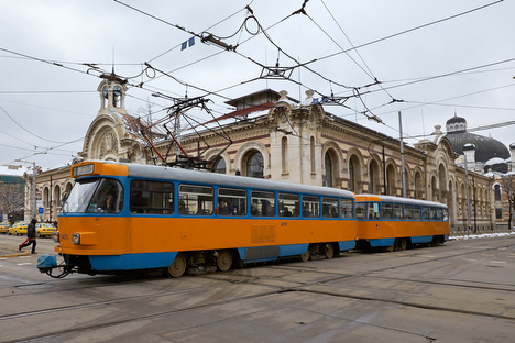 De tram is een veelgebruikt transportmiddel in deze drukke stad.