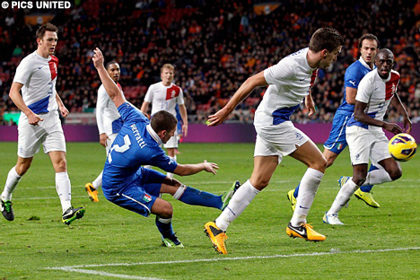 In de slotfase scoort Marco Verratti de gelijkmaker voor de Italianen.