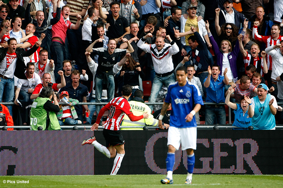 Een explosie van vreugde nadat Ibrahim Afellay scoort tegen de Amsterdammers | © Pics United