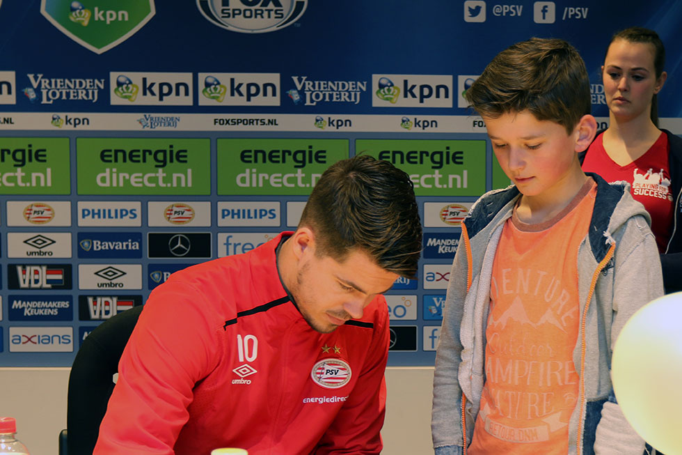 Marco van Ginkel zet zijn handtekening op het diploma van &eacute;&eacute;n van de deelnemers
