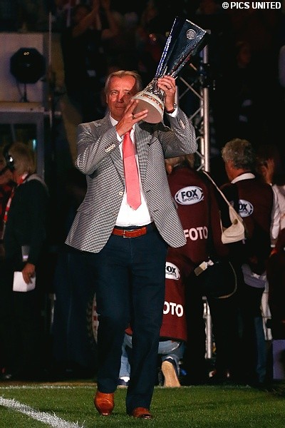 Willy van der Kuijlen met de UEFA Cup.