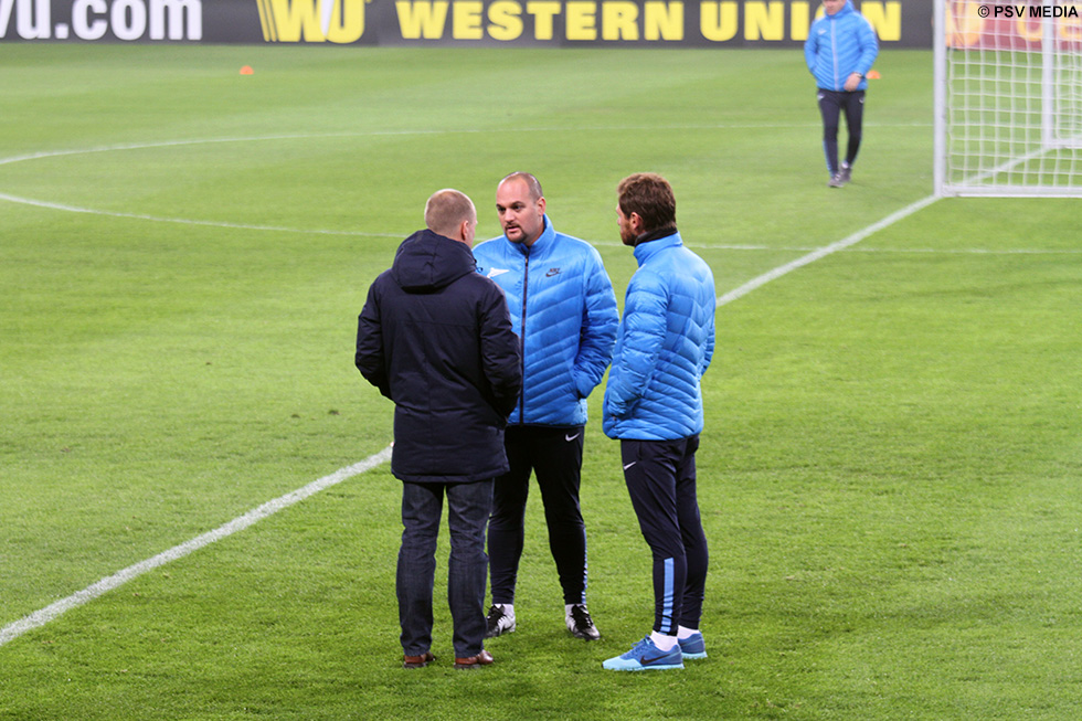 Overleg bij de technische staf van FC Zenit bij de training in het Philips Stadion | © PSV Media