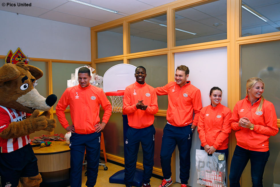 In Geldrop bezochten onder meer Bruma, Zoet, Isimat, Kuijpers en Sanders de kinderafdeling van het ziekenhuis | &copy; Pics United