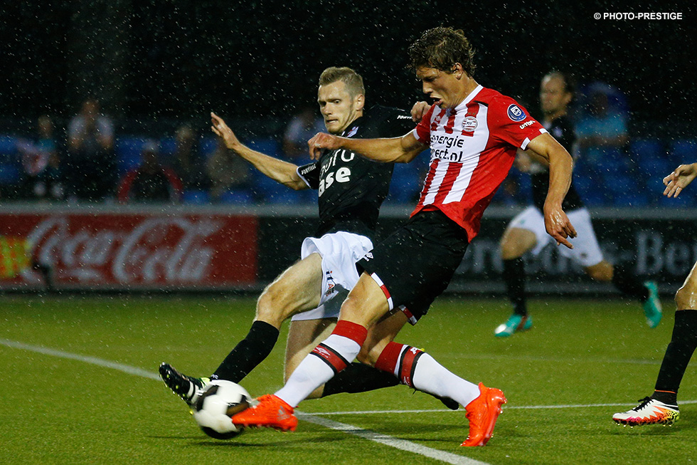 Sam Lammers kreeg voor rust de grootste kans namens Jong PSV