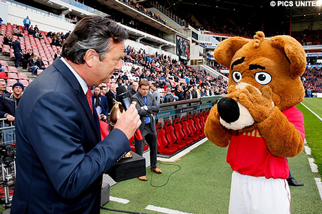 Phoxy werd voorafgaand aan PSV - Feyenoord verrast met het beeldje.