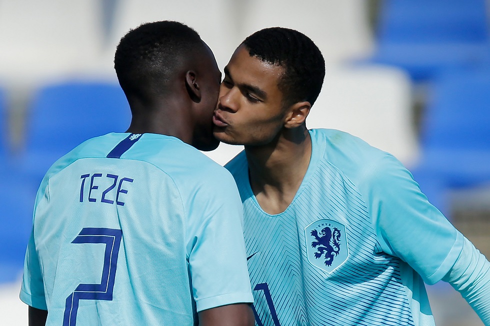 Jordan Teze en Cody Gakpo bij een training van Jong Oranje