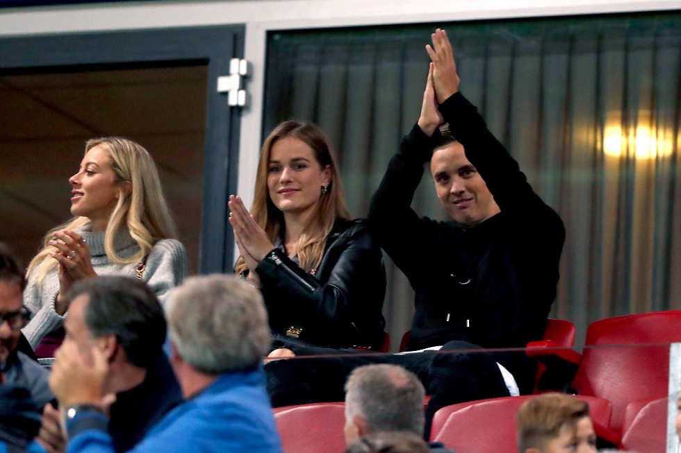 Kort nadat het misgaat op de training speelt PSV tegen PEC Zwolle, Thomas' vorige club. Zijn vriendin vergezelt hem op de tribune