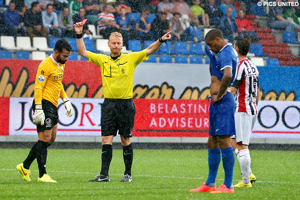 Blom stuurde in Tilburg doelman Lamprou met rood van het veld.